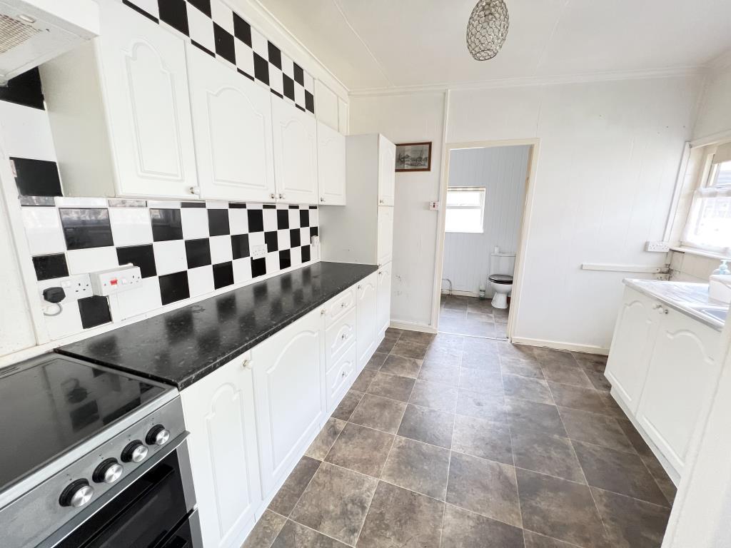 Lot: 113 - LARGE TOWN HOUSE DIVIDED INTO FLATS -